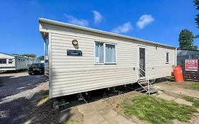 Lovely 4 Berth Holiday Home At Felixstowe Beach Holiday Park Ref 55008Yc